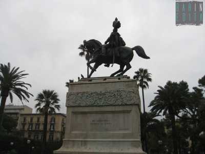 La statua, assieme alla colonna, raggiunge un'altezza di 13 metri
